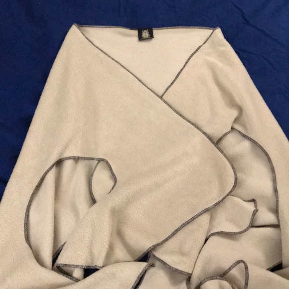 Minerva’s Antennae soft shall wrap in cream - Picture 2 of 7